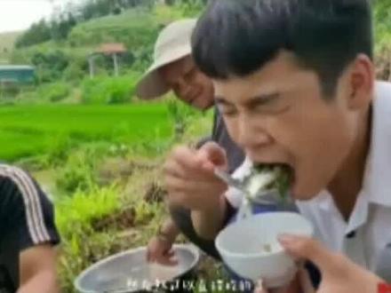 越南小哥生食小鱼。狠人。#我的乡村生活 #纪录片 #农村生活
