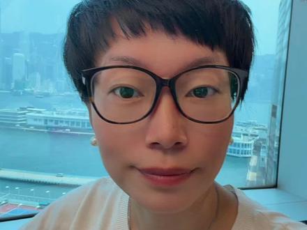 香港ATM直接取美金?别再傻傻去柜台排队了! 别再只知道去柜台排队了! 在香港,柜员机真的可以直接取美元!
马上就要飞美国或者出国旅行了,家里没有美元现金?别急!在香港直接用ATM就能搞定,实测攻略拿走👇
✅ 哪里有?
认准恒生、汇丰、中银、花旗这四家银行。其中恒生网点最多,很多地铁站都有;汇丰支持24小时服务,半夜出发都能取。
✅ 怎么取?
1️⃣ 找到标有“外币提款机”或“FCY ATM”的机器。
2️⃣ 插入你的银行卡(⚠️注意:大部分只认本行卡,比如恒生卡最好去恒生机)。
3️⃣ 选择“外币提款” -> “美元”,金额按实时汇率扣款。
✅ 要手续费吗?
大多数本行取0手续费,汇率跟网银差不多。
❌ 避坑指南:
🔴 很多外币机不支持银通(JETCO)他行卡!别拿着中银卡去花旗机取,取不出来还锁卡!
🔴 中银部分分行外币机周末休息,别跑空了。
📌 小技巧:
如果怕机子没现金,先用汇丰或恒生的手机App预约“外币提取”,再去机器扫码拿钱,保证有货。
去美国、欧洲玩之前记得艾特你的旅行搭子!💾
---
#香港生活 #外币提取 #香港ATM #美元