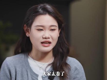 张家齐:「生不逢时」,我选择接受命运 11月22日, 21岁的「跳水老将」张家齐宣布退役。
2016年,12岁的张家齐在全国跳水冠军赛中夺冠,是人们眼中的「天才少女」。然而,当14岁的她终于可以参加世界级比赛时,却迎来了自己的发育关。再后来,她遇到了年龄更小,也是横空出世的天才陈芋汐,全红婵,不在巅峰状态的她,未能在世界大赛斩获单人金牌。
2021年,她与陈芋汐搭档,夺得东京奥运会女子双人10米跳台的金牌。全红婵、陈芋汐和张家齐被大家亲切地称为跳水「三小只」。此后,张家齐作为另外两人的替补训练三年,一直到巴黎奥运会的前一周。
退役前,我们见到了张家齐。她和我们聊了跳水运动的快乐与残酷。她讲述了自己如何熬过发育关,也坦言生理期对女运动员如同噩梦。21岁的她回忆十几岁时如何和自己「生不逢时」的命运和解,也讲述了三个跳水天才少女之间竞争和友谊。
《是个人物》EP14,张寒对话张家齐@张肉肉的肉 。
#是个人物 #张家齐 #跳水#女性成长#媒体精选计划