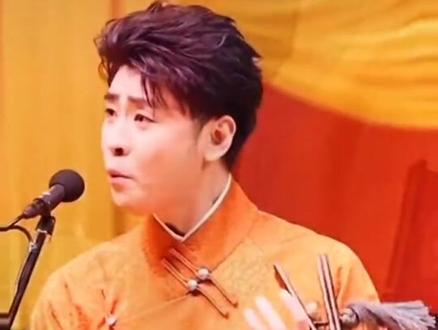 郭老师一直说,张云雷是个奇迹,从10米多高的站台跌落,送到医院,30多张病危通知书,碎骨重塑,奇迹康复,身披108块钢板重新回到舞台,历劫重生😍归来亦是 仙儿气十足的翩翩少年😍所以,人的命,天注定! 师父口中的心地善良和大气,便是辫儿哥的救命符,世上一切皆是因果