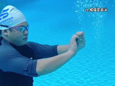这个高低得去泳池玩一下 #万万没想到 #游泳 #耍帅 #夏天的打开方式