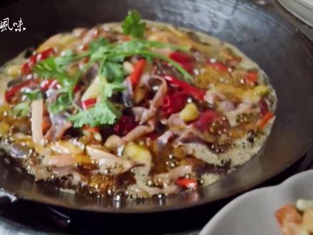 黔江鸡杂 泡辣椒提辣去腥,酸萝卜生津开胃,酸辣鲜爽调和鸡杂爆炒中风味绽放。鸡杂上桌,需要趁热享用满锅的脆韧和火辣,小而美的鸡杂却因天生的袖珍和紧致,也拥有了自己的名号。这就是黔江鸡杂。#泡椒 #鸡杂 #黔江鸡杂