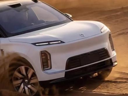 蔚来ES9的出现,注定让所谓的9系之争,成为一个还没开始就已经结束的梗。ES9也许不是汽车的终极形态,但除了自动驾驶无人驾驶外,我想不到还能怎么升级。以后金属材料的研发?电池包安全性的提升?#蔚来#蔚来es9