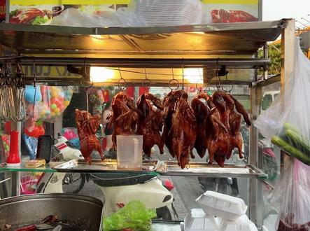 一只活鸭50块,一只烤鸭只要18块,这笔账只有中国人能算明白。在山东的自动化基地,AI已经接管了战场,这种全链路的数字化工厂,老美想学也学不会!#AI #中国智造 #中国工业有多强 #黑科技 #民族自豪