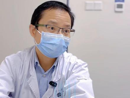 主动脉瓣退行性变是老年人常见的心脏瓣膜病 主动脉瓣退行性变,也常被称为老年性退行性变,是随着年龄增长,心脏主动脉瓣膜发生老化、增厚、变硬甚至钙化的一种病变。
您可以把它理解为心脏瓣膜的“关节炎”,是人体自然衰老在心脏上的一个体现。当瓣膜变得僵硬或钙化后,就可能无法完全打开(导致主动脉瓣狭窄)或无法完全关闭(导致主动脉瓣关闭不全),从而影响心脏的正常泵血功能。并非所有的退行性变均需手术治疗,只有当病变达到严重的程度才需要手术干预。需要手术者多数情况可微创手术治疗。#主动脉瓣关闭不全 #心脏瓣膜病 #江苏省人民医院 #微创手术 #主动脉瓣狭窄