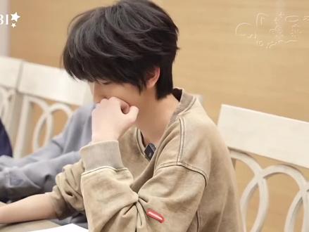 我不行了,这个花絮差点笑死我,橹瑞铭三个人很统一的困了ꉂ(ˊᗜˋ*)#王橹杰张函瑞陈浚铭#合适不合适#四代#时代峰峻#TF家族