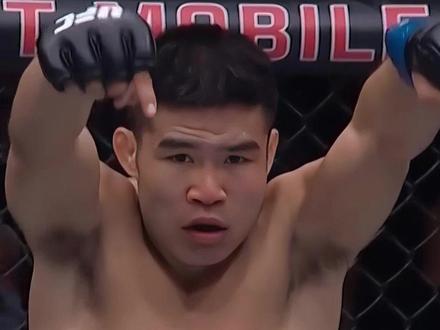 剑拔弩张,意外频发,肖龙第三回合连续被罚两分,最终判定不敌加布兰特 #肖龙判定不敌加布兰特 #肖龙被罚两分 #肖龙vs加布兰特