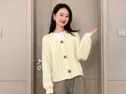 入秋即将流行的浅咖杏色套装,我不信你一套都不喜欢 #套装 #温柔风穿搭 @DOU+小助手