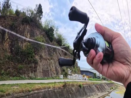 路亚很简单🤩#是时候展现真正的钓鱼技术了 #你的路亚饵创意 #创作者中心 #创作灵感 #飞蝇钩