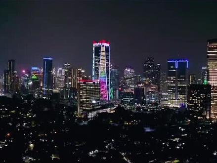 就在这个深夜,全球贵金属市场经历了一场足以载入史册的"高台跳水"。现货白银从暴涨4%到暴跌8%,只用了短短一小时;现货黄金在触及5600美元历史巅峰后,瞬间重挫5%,单日波动幅度超过500美元。这种"来不及报盘"的下跌速度,让无数投资者彻夜难眠。
这不是一次简单的回调,而是一场关于贪婪与恐惧的集体宣泄。
让我们先把时钟拨回到过去两周。黄金价格从突破5000美元到站上5500美元,仅用了三天时间;白银更是疯狂,年内涨幅一度接近65%,去年全年涨幅更是高达145%。这种涨法,用华尔街的话说叫"融涨"——不是基本面在驱动,而是流动性在狂奔。
但市场从来没有只涨不跌的神话。为什么偏偏是深夜?为什么偏偏是1月30日?
我判断这背后有两重逻辑在共振。
第一重,是流动性的"退潮效应"。 过去两个月,全球过剩的流动性把黄金白银当成了"停车场"。但当投机资金开始集体获利了结,当交易所连续上调保证金要求逼退杠杆资金,市场的流动性瞬间蒸发。白银市场尤其危险——它的盘子比黄金小得多,伦敦库存又因为囤货潮而枯竭,一旦资金撤退,价格就像断了线的风筝。
第二重,是宏观政策的"不确定性"。 就在前一天,美联储刚刚按下降息暂停键,维持利率在3.5%-3.75%不变。虽然鲍威尔释放了鸽派信号,但市场对特朗普可能干预美联储独立性的担忧从未消散。这种不确定性,让原本坚定的多头也开始犹豫:如果政策风向突变,谁来接盘?
但最值得我们深思的,是这场风暴背后的时代隐喻。
特朗普的关税大棒正在重塑全球贸易格局,从格陵兰岛到委内瑞拉,从加拿大到欧盟,地缘政治的火药味越来越浓。在这种"旧秩序瓦解"的背景下,黄金确实应该涨——各国央行正在疯狂购金,去美元化的浪潮方兴未艾,财政赤字货币化的阴影挥之不去。
问题是:短期的疯狂和长期的逻辑,从来不是一回事。
当上海现货白银较伦敦价格的溢价一度超过8美元,当中国唯一的纯白银基金不得不拒绝新客户,当白银借贷成本飙升至年化近70%——这些信号都在警告我们:市场已经进入非理性繁荣的尾声。就像2025年12月芝商所上调保证金后白银暴跌7%一样,监管的风吹草动,往往成为压垮骆驼的最后一根稻草。
更重要的是,要理解这场游戏的本质。 黄金和白银的长期逻辑依然成立:央行购金、去美元化、地缘风险、财政赤字。
#贵金属暴跌 #现货黄金 #现货白银 #沪银期货 #沪金期货