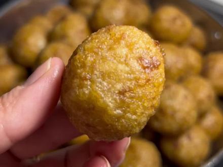 有没有爱吃家乡的#糯米圆子 的,这样做出来用菜籽油炸,真的太香了超级好吃!喜欢吃的都快收藏做起来!#妈呀太香了 #家乡的味道 #安徽