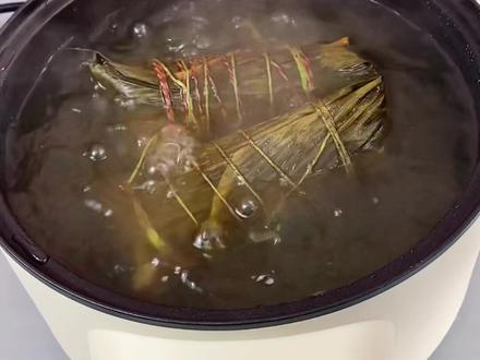你知道粽子怎么加热更好吃嘛 看视频#粽子#美食#热门#抖音小助手@DOU+小助手#美食趣胃计划#早餐#吃货#好吃#吃