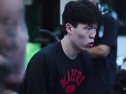 - 热火砸两年5000万抢杨瀚森!莱利看中商业价值,斯波承诺首发+培养,小杨弃开拓者飞迈阿密#热火#NBA#杨瀚森