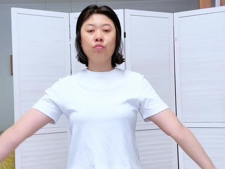 40岁,大肚腩❗️普通人是如何把衣服穿好看 #大肚子女生显瘦穿搭 #显瘦穿搭 #黄色T恤 #夏季穿搭 #普通人穿搭