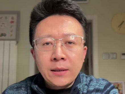 4个小时的“至暗时刻”,快手被攻破给了我们什么警示?
12月22日深夜,拥有4亿日活的快手平台遭遇“饱和攻击”。数万个被操控的账号,如潮水般涌入违规内容,瞬间冲垮了平台的审核防线。
这并非简单的违规,而是一场“不对称战争”。黑灰产已进化为高度自动化的“数字军团”,其攻击的密集度远超AI审核阈值与人工复核极限。更值得深思的是,平台引以为傲的推荐算法,在那一刻反被利用——风控系统反应前,算法误将恶意内容当作“流量爆款”加速推广,技术的效率反成了漏洞的放大器。
此次事件为整个行业敲响警钟:当黑产已实现产业化,若平台安防思维仍停留于“事后补救”,信任危机便随时可能重演。技术筑就了便捷的连接,但若只顾追逐流量而守不住底线,数字世界的繁荣在恶意冲击下,可能远比想象中脆弱。#快手 #快手直播