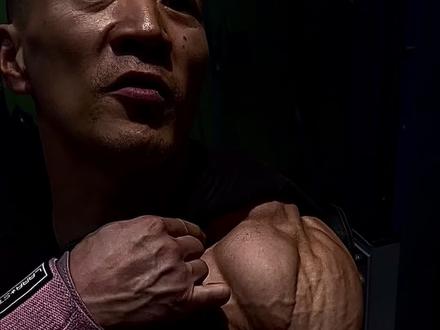 你看看我这个肩和手臂咋样#自然健身 #wnbf自然赛全场冠军胡少 #抖音自然健身天花板