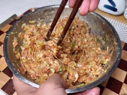 白菜猪肉饺子馅,这味儿,真中! 白菜,切碎,加盐,杀水,倒油,锁水。
碗中:大葱,姜片,花椒,八角,开水,泡。
肉馅,5克盐,3克味精,3克胡椒粉,3克五香粉,15克生抽,5克老抽,10g耗油,50克葱姜水,多次,少量加,搅打,吃水,上劲,烧油,葱姜料渣,料油,炸干,肉馅放葱花,姜末,炸好的料油,泼,充分搅拌,白菜,搅拌。#抖音美食推荐官 #美食教程 #白菜猪肉饺子 #饺子馅 #猪肉白菜饺子