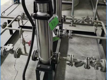 sncr脱硝原理及工艺流程详细介绍 sncr脱硝原理及工艺流程:
锅炉SNCR脱硝设备采用的是一种炉内脱硝工艺,它不使用催化剂,在高温下脱硝,它可以使用尿素,也可以使用氨水。今天讲使用尿素脱硝,尿素在这里作为还原剂,然后呢用除盐水把它稀释,通过制成10%浓度的尿素溶液,并通过尿素泵提供的压力,把尿素溶液喷入水平烟道中,还要检查压缩空气的压力,与尿素溶液的压力相近,相差不能超过10%,水平烟道950°C的环境下,尿素溶液热分解成氨气,它与氮氧化物发生反应生成氮气和水。#脱硝设备 #sncr脱硝设备 #sncr脱硝原理及工艺 #锅炉脱硝设备 #sncr脱硝 #专业生产厂家 #实体企业