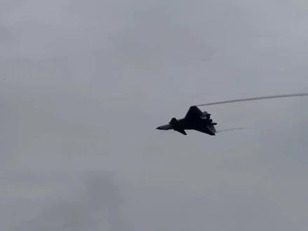 今天抖音都在发今天上午发生的巨响是什么原因,目前没有官方说明是啥,有说地震的还有说爆破的还有说工厂爆炸的,做为一个普通军迷的我,我想说不排除是我国先进战机飞行时,产生的超音速音爆。大家不必恐慌。毕竟我们周边有军用机场👍👍