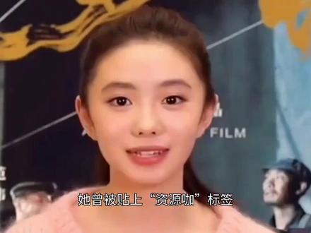 汗水与坚持:刘浩存如何通过旋转镜头回应“资源咖”质疑 她曾被贴上“资源咖”标签,却因一个五个月苦练的旋转镜头,让质疑者集体“噤声”。这究竟是实力正名,还是视觉奇观的偶然?
近期,电视剧《主角》第14集的一个“转场镜头”引爆全网。少年“忆秦娥”在练功房啃馍旋转,镜头无缝切换至刘浩存饰演的成年版主角,妆容服饰与背景瞬间蜕变。这个被赞为“内娱教科书级转场”的几秒画面,其背后是演员长达五个月的“闭关修炼”。
为了演好秦腔名伶“忆秦娥”,刘浩存提前五个月赴西安进行封闭训练,每天练习超过10小时,从零开始学习秦腔唱腔、身段及“卧鱼”“吹火”等传统绝活。剧组工作人员透露,她为这一个转圈镜头练习了整整两天,转到体力透支、双腿发软也坚持不用替身。拍摄过程同样艰辛,沉重的头饰曾将她头皮勒至过敏,高温下穿着厚戏服还需完成导演“眼泪必须垂直砸下”的严苛要求。这些付出,让她从一个被争议围绕的“谋女郎”,逐渐以“忆秦娥”的角色走入观众心中。#刘浩存