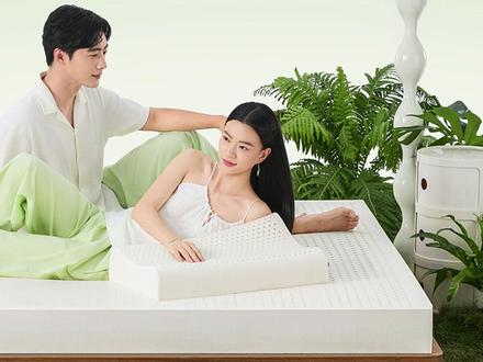 细密气孔自带通透感,贴身躺着不闷不潮,四季体感都很舒服 #乳胶床垫 #透气床垫 #家居好物