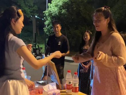 一种很新的摆摊方式——猜拳摆摊#摆摊 #摆摊日记 #人类高质量暑假#万千快乐dou很简单