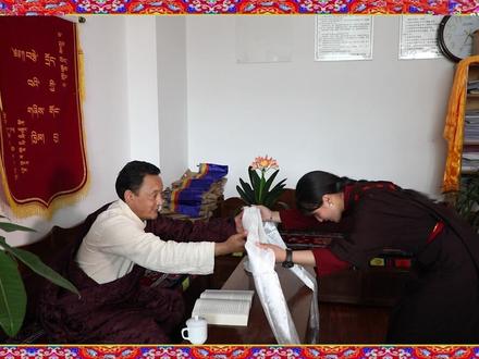 记住了,长辈尊者给你献哈达要躬身相接#藏族 #习俗