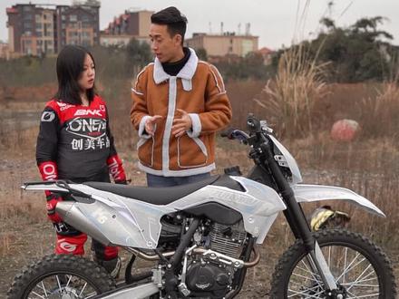 女司机学车···是这样的!你们看~哈哈哈哈~这台卒玛K5太惨!不过车子质量好,都没摔坏!! #摩托车