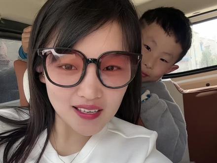 所有正在看这条视频的女生,切记不要生气不要生闷气,原来生气是真的会生病的,气到肚子疼也是真实存在的!生气心情不好抑郁焦虑都会导致身体不好肝脏受损,因为生气,我被折磨了十多天到现在身体还没恢复!
事情的起因,隔壁村的大爷大娘越过两村之间的河跑到我家地头种菜,因为我家地都包出去了我们都没去看过!前几天去种树发现被隔壁村的大爷大娘种了几年菜,我当时不知道是谁种的菜,在不大面积破坏菜的基础上,我开始挖树舀种树,然后河对面大爷大娘就开始蹦着质问我,为什么不吭声就破坏他们种的菜,言语很不友好,极其嚣张,据了解他们家认识的有“靠山”所以那位大爷蹦着说“你种多少我给你薅多少,想去哪告去哪告”就是这样一句话把我气到了,我当时猛的肚子疼我以为挖树舀累的,我把对方威胁的言语都录了下来,回来之后就做成了视频,我已经做好了他拔树,我报警曝光的准备!当天晚上睡到半夜胃里难受想吐没吐出来,第二天肚脐底下一股气在游走类似胎动,非常强烈用手可以摸到!当时不知道是气,以为自己得病了,害怕的不得了,不敢去医院怕查出大病,自己偷偷在网上查,因为当时姨妈期,我的症状又像黄体酮破裂又像腹动脉瘤,越查越害怕!我就当做是轻微黄体酮破裂来对待,卧床了几天,但并没有好转!
直到去秋喜家拍视频那天早上我鼓起勇气去医院做B超,因为没有憋尿没查成,我就先去了秋喜家,从秋喜家回来又怀着忐忑的心情去检查,检查结果子宫没有问题,黄体酮也没有破裂,当时我就想那会不会是肠胃上的疾病,给我检查的小姐姐说,肚脐底下有一团气出不去,让我多看开心的视频,不要想烦心事!我一下子就想到了,就是那天吵架引起的!
回来我就开始查排气操,怎么把这口气排出来!我的气性真的很大!受不得一点委屈,以后再遇到类似胡搅蛮缠的人和事,我也不和他们吵了,报警曝光是最好的解决办法!!多说一个字都是对自己不尊重#记录生活 #农村老家 #农村那些事 #生活随拍