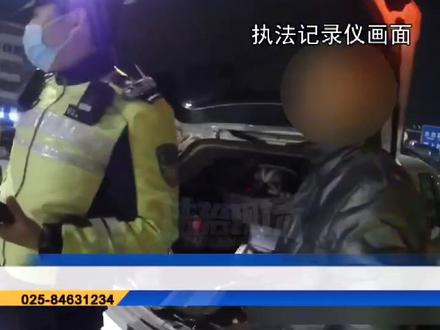 酒驾遇查玩“跨栏” 心存侥幸被处罚