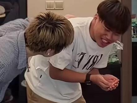 老弟我心疼你全世界都欺负你 原创:@阿哲什么都会