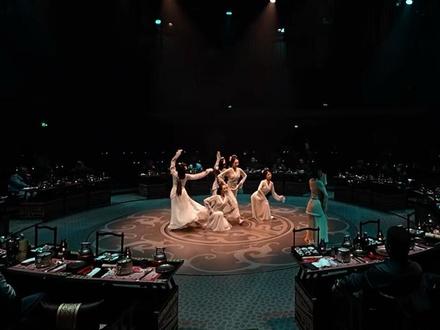 这是最初那几天的视频……
长久以来,“邯郸学步”被解释为燕国寿陵少年盲目学习邯郸人走路方式,最终连自己怎么走路都忘了,只能爬着回去的寓言。
但历史真相可能并非如此。东汉赵壹在《非草书》中记载:“赵女善舞,行步媚蛊,学者弗获,失节匍匐。” 这一文献发现表明,“邯郸学步”很可能学的是一种舞蹈——赵女的舞步。
《史记·货殖列传》中也有记载,说邯郸有一种舞步叫“踮屣”,就是穿着没有跟的鞋,抬起脚跟,脚尖着地旋转飞舞。那位来邯郸学步的燕国寿陵少年,可能是一位执着追求舞蹈艺术,却不幸遭遇挫折的求学者。
战国时期赵地的“踮屣舞”,比欧洲芭蕾足尖舞形成早了两千多年。舞者身着轻便小履,足尖轻蹑,长袖翻飞间,俯仰进退皆合韵律,既有燕赵儿女的豪放洒脱,又藏东方女子的婉约灵动。
#邯郸学步 #邯郸学步挑战赛 #赵都礼宴
@朱晗 @星月舞空间 @汤杙
@星黛露 @我超级喜欢美乐蒂 @元子 @半只秋刀鱼 @眠羊 @小绮栗子
@赵都·礼宴