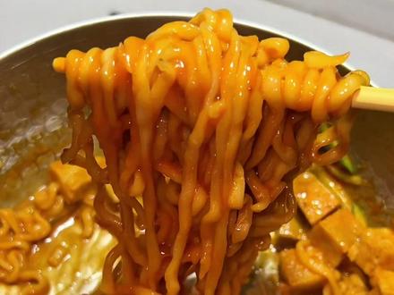 酱里麻火鸡面这么吃真的绝了!哪个宝宝催更的教程来啦#火鸡面 #火鸡面的神仙吃法 #好好吃饭 #夜宵 #三四钢雪平锅