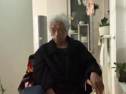 2022/11/21 17:49分录制
#库存视频分享
老妈因为不能吞咽,在2022/04/06插的鼻饲管开始打流食。插了半年多,插管期间总是咳嗽,好了一段时间再咳嗽,总是反反复复。咨询过医生,说是插管容易引起肺部感染。从七月开始我们陆陆续续给老妈尝试着从嘴里喂饭,锻炼老妈吃饭。刚开始老妈只能把食物放进嘴里嚼嚼,但是不会咽,我就用买的海绵棒帮老妈把食物从嘴里弄出来。经过两个多月的时间,老妈可以咽下去一点食物了,从九月开始老妈能吃小块的面包,水果切成薄薄的片也能吃了。又经过了两个月的时间,老妈能吃饭了,也能喝水了,在11月21日这一天我尝试着一天没给老妈从鼻饲管里打流食,一整天都是从嘴里给老妈喂食物,老妈非常棒,可以说是试验成功✌️当晚我就在家里自己给老妈的鼻饲管拔下来了。拔管的时候老妈还想自己用手去拔😃拔掉鼻饲管到现在为止又两个月了,老妈吃的很好,就是喝水必须得用零食哄着😂咳嗽症状基本没有了。家里有跟我老妈一样症状的老人,如果也插着鼻饲管,建议你们也多次尝试给老人从嘴里喂食,说不准哪一天就能自己吃东西了,插管老人太难受了,还容易引起肺部感染。
