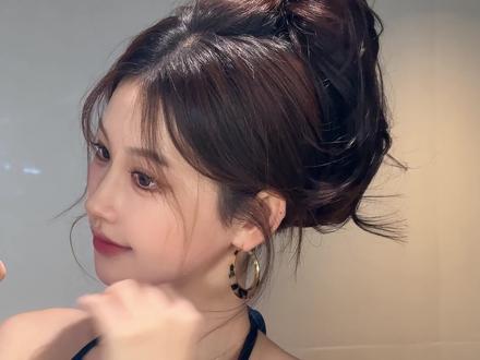 饱满气质人鱼卷高马尾也太适合年底聚会扎了吧! #假发 #发型 #聚会发型 #高颅顶神器 #假发马尾