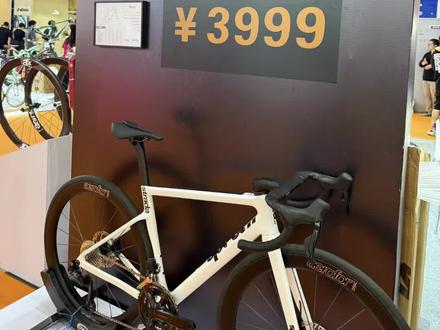 3999 碳纤维车架 还有一款外置舵管气动车架6999!!!
价格屠夫!#CD318 #公路自行车 #碳纤维自行车架 #高性价比自行车 #展会现场实拍