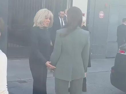 布丽吉特没一点赘肉,一套蓝色裤装又飒又美,显得玛丽王后好普通