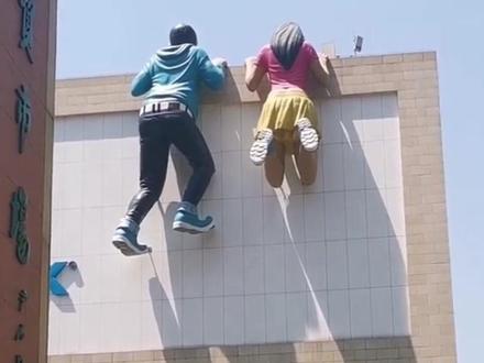 常州一商场楼顶诡异雕像吓坏网友 当事人:夜间经常被“盯”到发毛,商场回应:放了快10年 至今无人投诉(哈尔滨日报)