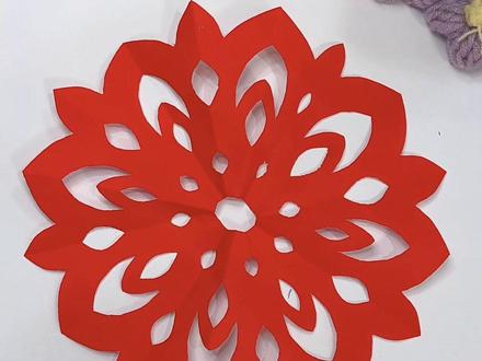 八角团花剪纸教程来啦!
正方形纸对角折四次,
画好纹样,先剪镂空再剪花瓣,对称超简单。
成品纹路精致,贴窗、装饰都好看,
赶紧动手试试吧!
#剪纸教程 #八角团花 #手工剪纸 #团花剪纸 #非遗剪纸