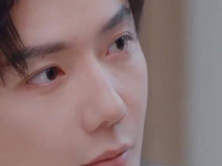 hands up
“游书郎,你以前都是怎么睡臻臻的,除了臻臻你还有过几个男朋友?”
樊霄好日子过够了,又在脑补些乌七八糟的,他是亲眼见过臻臻搂着他亲吻,也在监控里看到游书郎叫的那只小白。然后呢?是不是还有其他的什么人?
游书郎吃饭呢抬头看着樊霄突然阴郁的脸,放下筷子:
”怎么了,不舒服吗?”游书郎抚了抚樊霄的额头。
樊霄被触碰的额头突然闪回了那个他手“受伤”的夜晚,游书郎突然进到他房间……
“书郎,你是什么时候喜欢我的?”
游书郎被问住了。
总有一些话不好直言,有些人不必相见。但如果这种束缚影响了樊霄,或者伤害了樊霄…
人与人之间,亲疏之别,犹如天堑。
游书郎在确认过樊霄的情感后,再想到他的经历,那些曾经伤害他的话早就随风消逝。但胡搅蛮缠的话,游书郎觉得自己还是过于纵容樊霄。
“你想从哪里开始了解?从我是什么时候想上你的?从你的手贴着我的手,你的脸凑到我面前不足五厘米,我被“猥亵”后你掐住我下巴的手?你手”残废“了我帮你解扣子时抚摸了你的腹肌?还是那个夜里我明知道你是怎么了还是由着你抓着我的手伸进被窝?”说着说着,游书郎露出罕见的邪笑,左手抚上樊霄的眉毛,右手划到他的腹肌。
樊霄的脸轰隆一下炸开了。