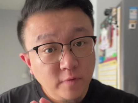 狗狗洗完澡后为什么要来回疯跑,蹭来蹭去 #新手养狗#养狗经验分享#科学养狗#狗是人类最忠诚的朋友