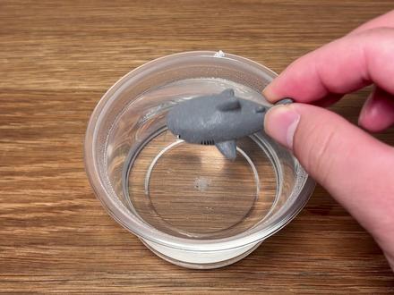 一样的哈基米,两种不同的饮料浸泡之后,到底哪个能变得更大呢 #玩个很新的东西 #泡大玩具 #冰红茶