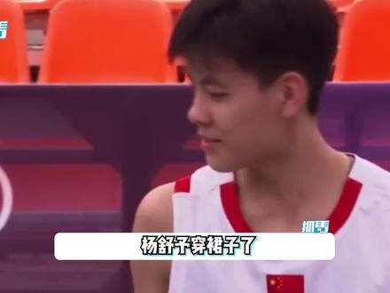 又帅又美!杨舒予穿裙子好拘谨,长发造型竟比短发还抓人眼球