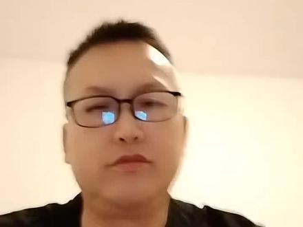 “5人刑拘!追回问题杨梅540公斤!福建漳州通报泡药杨梅。官方调查通报来了,联合执法专班逐一核查了媒体暗访的十多家收购点后,发现实际涉事收购点共五家,查扣问题杨梅225公斤,违规添加剂20.1公斤,溯源追回问题杨梅540公斤,已经全部销毁。行政立案12起,刑事立案2起,刑拘5人。已经开展了为期45天的专项整治行动,正好覆盖杨梅采摘上市的全周期。还表态会对所有杨梅收购点开展全过程的监管监督,坚决杜绝问题杨梅流入市场。
这次的泡药杨梅事件,最令人触目惊心的还不是个别商贩的胆大妄为,而是媒体暗访当中曝出的,药水浸泡已经成为部分收购点公开的秘密,还有违禁防腐剂脱氢乙酸钠,这些违规添加剂可能损伤神经肝肾,尤其影响青少年神经系统发育,甚至还会严重干扰人体内分泌。更细思极恐的是,他们提前备好几箱没泡过的干净杨梅做标记专门拿去送检,更多泡过的杨梅就这样流向了批发市场、电商平台,光一家收购点一天就能够发出上千斤,旺季超过5000斤。
所以当当地杨梅协会会长恳求大家‘不要一棍子打死’‘杨梅滞销,请给果农生路’时,另一边是泡药杨梅‘不知道多少进了嘴里’的担忧,你让普通人怎么选?
的确消费者被伤得不轻,那些勤勤恳恳诚信种植的守规果农更加痛心疾首,一年就指着这短暂的旺季有个好收成,结果一场风波下来,违法商贩赚过的钱未必吐得干净,老实果农、守法商家却先被市场寒气给打倒,订单急剧减少,部分地方一刀切禁入,果农严重滞销。
被伤及的无辜确实委屈,但是果农的生路不能靠消费者含泪买单,产业的出路不能靠同情来续命。消费者不是不愿意去同情理解,是被吓怕了,怕一颗老鼠屎坏了一锅粥,更怕一条坏链条污染整个生态,从商贩、监管到行业的系统性失守。
所以我们专项整治与信任修复的行动,还有几个问题要重点解决:
第一,这些违规添加剂到底是从哪里来的?谁在卖?谁在买?谁在默认?如果只抓末端几个收购点,不打掉上游的供应链,今天泡杨梅,明天就可能泡别的水果。
第二,用‘干净样品来应付抽检’到底有没有形成套路?如果说抽检能够被提前设计、被定点规避,那监管就不能只看送检样品,不能让‘好果子负责过关’‘坏果子负责赚钱’。
第三,地方产业该如何自证?不是让果农举着手机喊‘我没泡药’,而是要让每一筐杨梅都能够说得清从哪里来?在哪个点收?谁经手谁检测?卖到哪里?全流程监管、全链条透明,才能真正让消费者