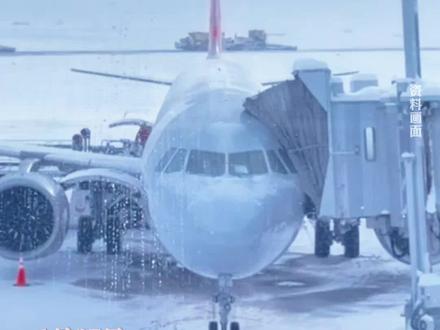 据新华社消息,受1月25日至26日创纪录的暴雪天气影响,日本北海道新千岁机场运营严重受阻,一日之内取消56架次航班,约7000名旅客被迫滞留机场过夜,札幌市周边地面交通大面积“瘫痪”。社交媒体上,有不少中国网友表示自己的航班被取消。还有网友晒出自己被滞留机场的画面,不少人席地而睡。网友表示,在机场被迫罚站等了超5个小时,跑了四次罗森便利店,只见货架被拿空。#多名中国网友发文称滞留日本机场