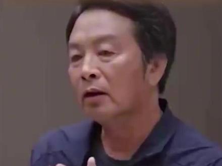 刘震云:没背景的普通人逆袭最快的方法:走暗路、耕瘦田、进窄 #人生智慧