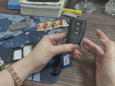 没事换个电池🔋#车钥匙电池更换 #好物推荐🔥 #抖音汽车 #雷克萨斯