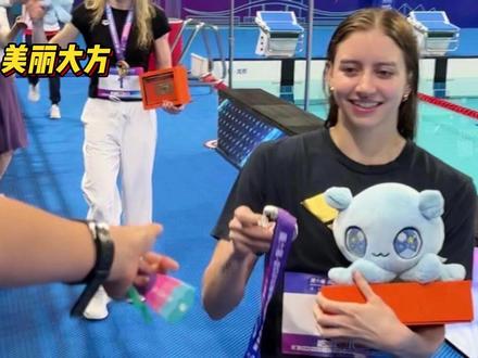 美丽大方!外国游泳运动员中国赛夺亚军,银牌直接送给场边观众