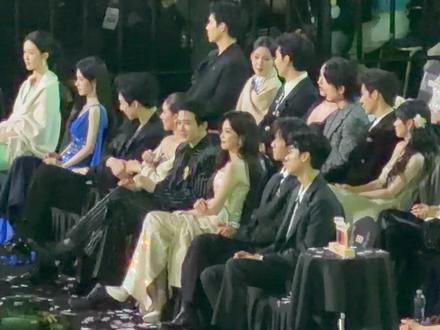 星光大赏内场扫描中…檀健次正跟白鹿互动,身后走来张彬彬跟龚俊打成一片!还拍到了吴磊入场!时代少年团,张艺凡偷玩手机,还有小力士张呈雷淞然!何广智徐志胜!外星从张兴朝李嘉诚!快来看看还有谁的可爱被抓到了吧!#腾讯视频星光大赏