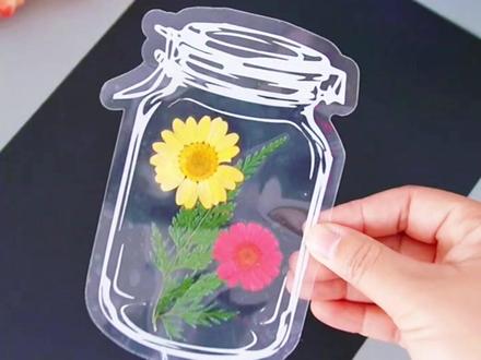 带孩子把春天收集起来,做成书签吧#手工 #手工diy #创意手工 #书签 #干花书签